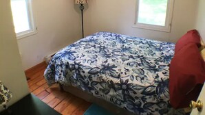 A bedroom with a bed, a desk, a lamp, and two windows. - Bedrooms 2, Bathrooms 1, Sleeps 4 (Front Royal)