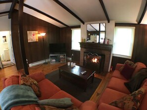 TV, fireplace