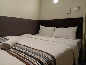 Kamar Double Ekonomi | Seprai premium, selimut bulu angsa, bantalan ekstra lembut, dan brankas