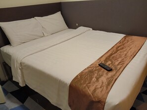 Premium bedding, down duvets, pillow-top beds, in-room safe - Seven Hotel Bukit Bintang (Kuala Lumpur)