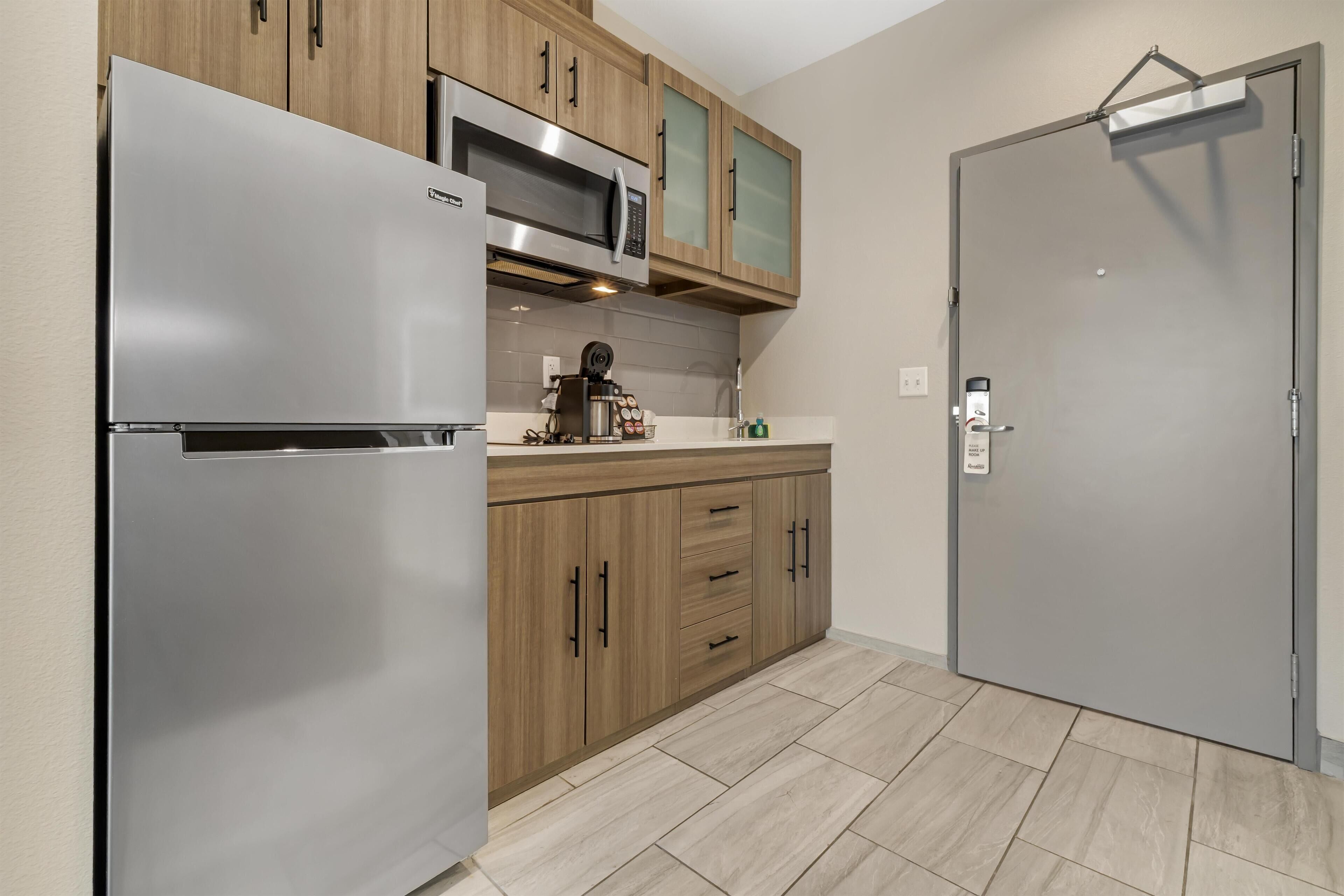 Standard Room, 1 King Bed, Kitchenette, Bay View (Delete All) | Private kitchenette | Coffee/tea maker, fridge, microwave, stovetop