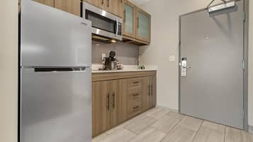 Standard Room, 1 King Bed, Kitchenette, Bay View (Delete All) | Private kitchenette | Coffee/tea maker, fridge, microwave, stovetop