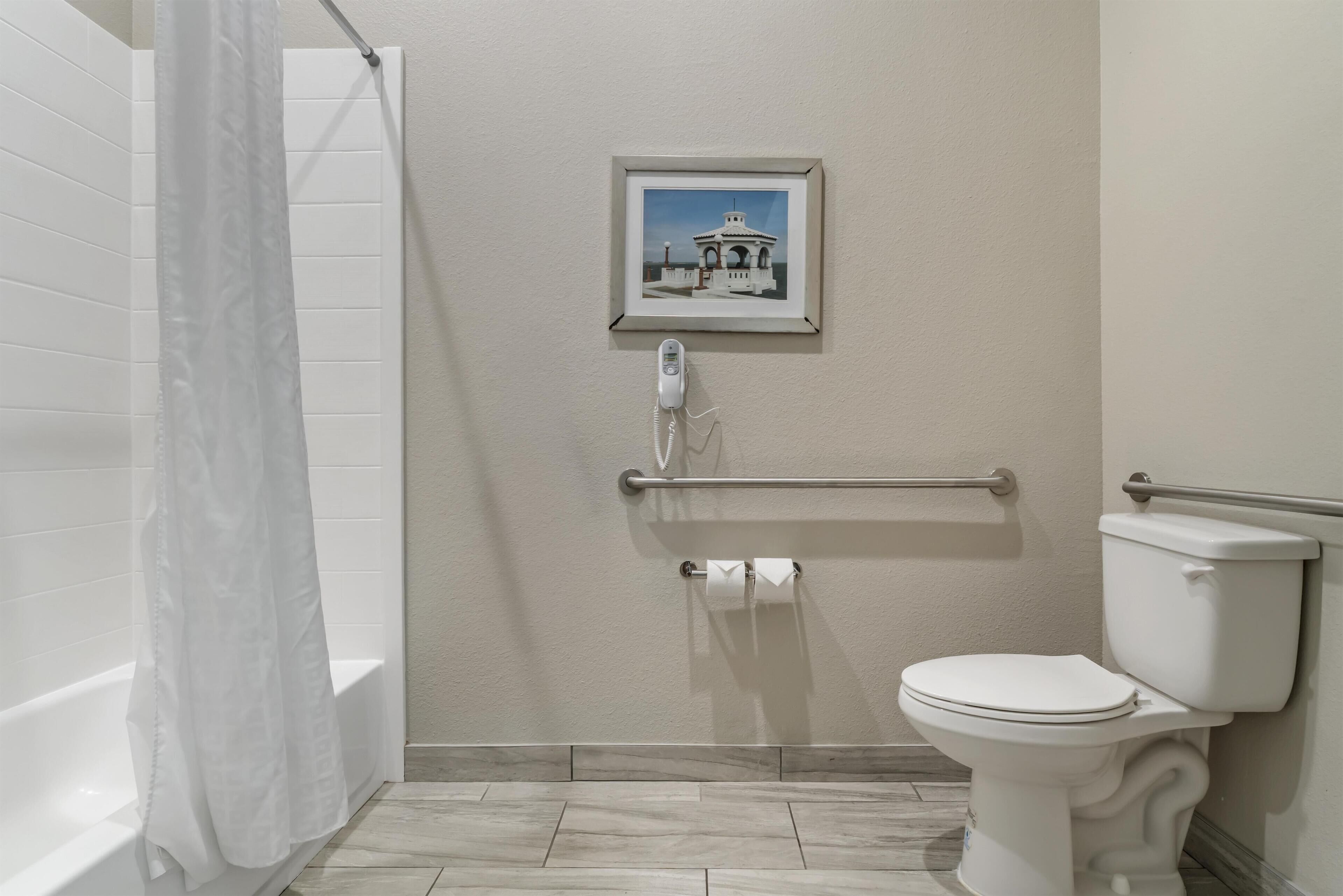 Habitació estàndard, 2 llits de matrimoni, accessible, cuina bàsica (Delete All) | Bany | Assecador de cabells i tovalloles 