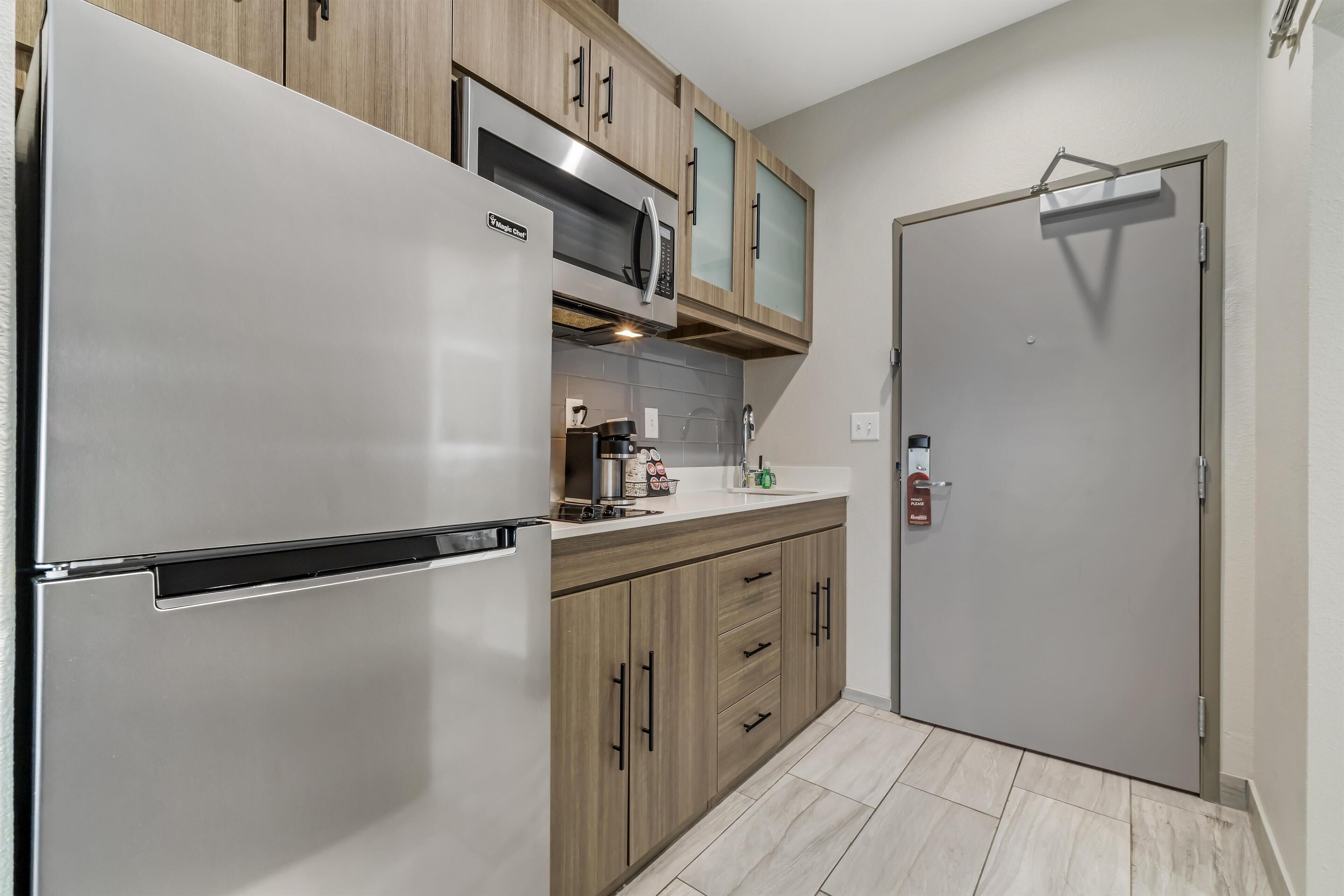 Coffee/tea maker, fridge, microwave, stovetop