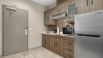 Standard Room, 1 King Bed, Accessible, Kitchenette (with Sofabed) | Private kitchenette | Fridge, microwave, stovetop, coffee/tea maker