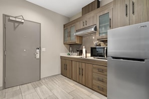 Standard Room, 1 King Bed, Accessible, Kitchenette (with Sofabed) | Private kitchenette | Fridge, microwave, stovetop, coffee/tea maker