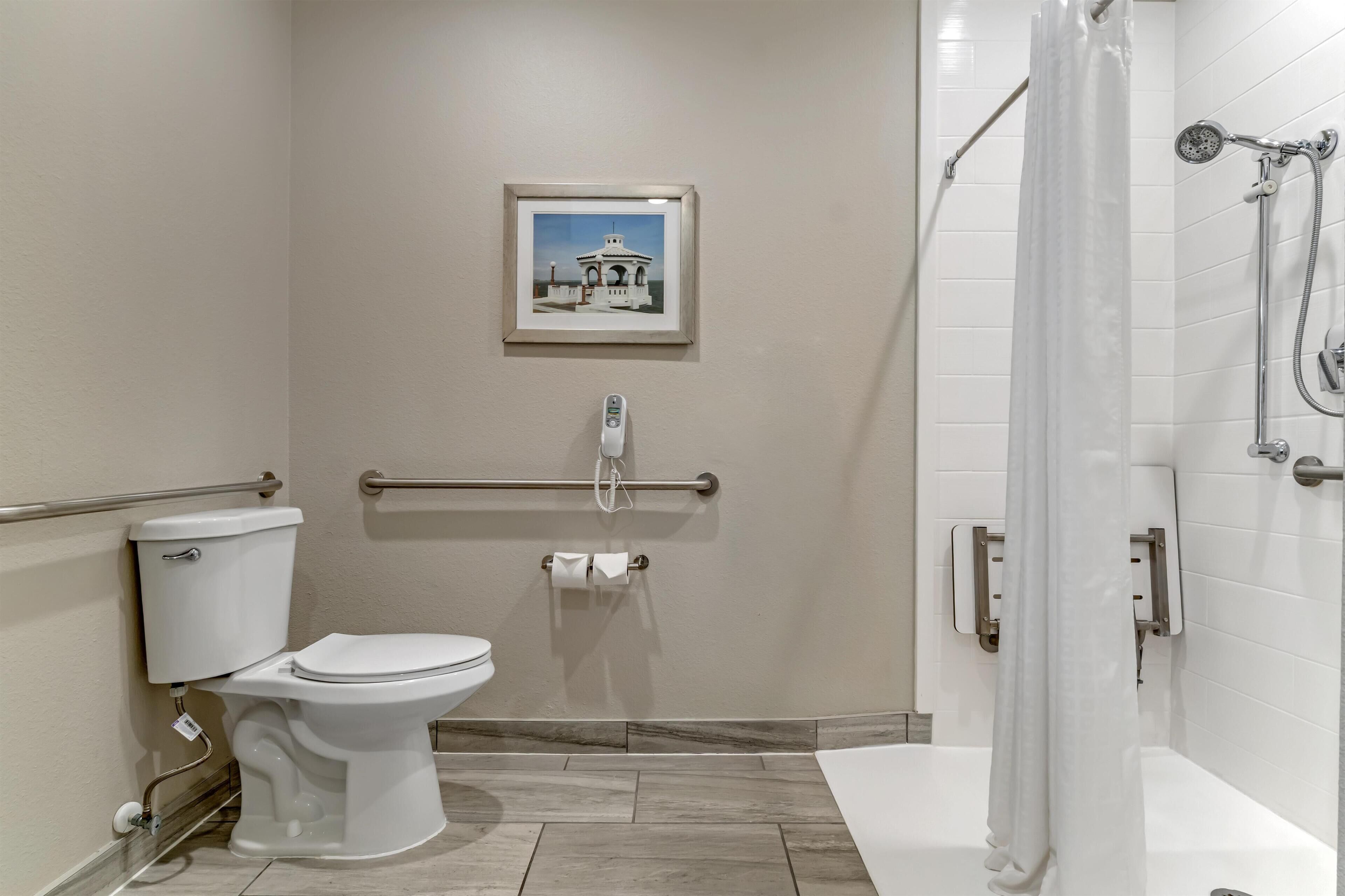 Habitación estándar, 1 cama King size, con acceso para personas discapacitadas (Delete All) | Baño | Secadora de cabello y toallas 