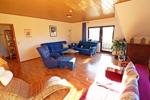 Fernseher, DVD-Player, Bücher, Videothek