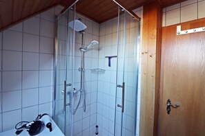 Doccia, asciugacapelli, carta igienica