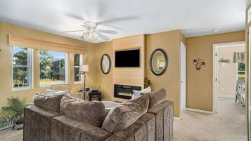 Townhome, 2 Bedrooms | Ruang tamu | TV