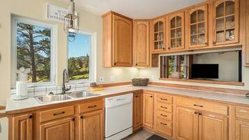 Townhome, 2 Bedrooms | Private kitchen | Fridge, oven, coffee/tea maker, toaster