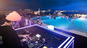 Piscina externa sazonal, funciona das 15h às 22h, espreguiçadeiras