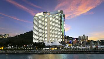 Bagian depan properti - sore/malam