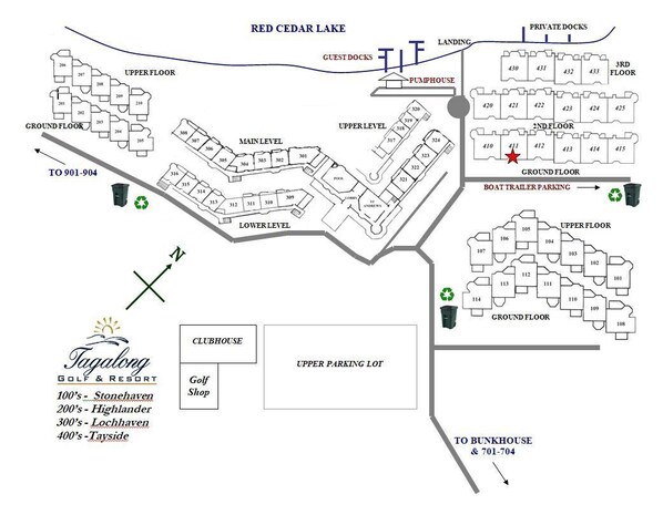 Distribución de un hotel con varios pisos, que incluye muelles para embarcaciones, una casa de bombas y una zona de estacionamiento para remolques de barcos.