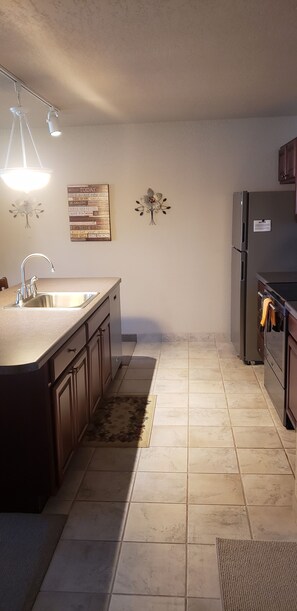 Condo, 1 phòng ngủ | Bếp riêng | Tủ lạnh, lò nướng, dụng cụ pha cà phê/trà, lò nướng bánh mì