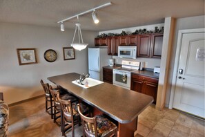 Condo, 1 Bedroom | Private kitchen