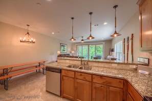 Condo, 3 Bedrooms | Private kitchen | Fridge, oven, coffee/tea maker, toaster