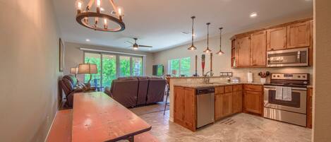 Appart'hÎtel, 3 chambres | Cuisine privée | Réfrigérateur, four, cafetiÚre/bouilloire, grille-pain