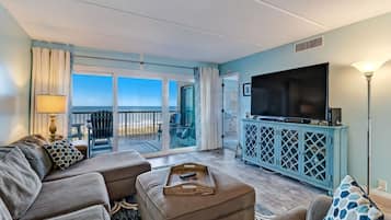 Condo, 2 Bedrooms | Ruang tamu | 60 inci televisyen dengan kabel