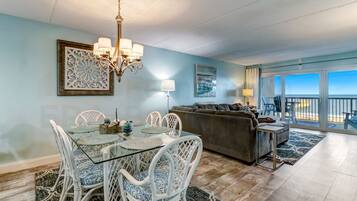 Condo, 2 Bedrooms | Tempat makan