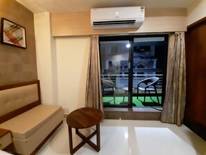 Deluxe driepersoonskamer | Woonkamer | Een 32-inch ledtelevisie met premium tv-zenders en een televisie