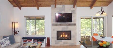 コンドミニアム 3 ベッドルーム | リビング エリア | テレビ