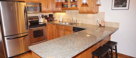 Kondominium, 2 kamar tidur | Dapur pribadi | Lemari es, oven, mesin pembuat kopi/teh, dan pemanggang roti