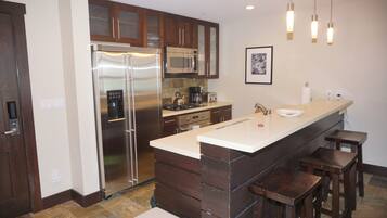 Condo, 3 Bedrooms | Private kitchen | Fridge, microwave, oven, dishwasher