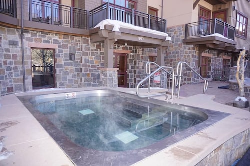 Hayden Lodge  - Views Of The Slopes And Village 3 Bedroom Condo by RedAwning
