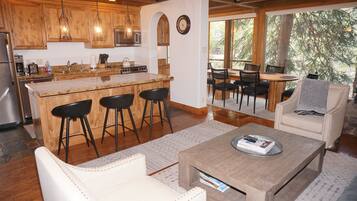 Condo, 3 Bedrooms | Private kitchen | Fridge, oven, coffee/tea maker, toaster