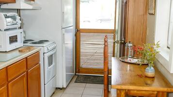 Réfrigérateur, four à micro-ondes, un four, cafetière-théière