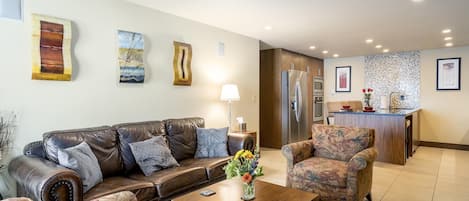 Condo, 2 habitaciones | Ćrea de sala de estar | Televisión de pantalla plana