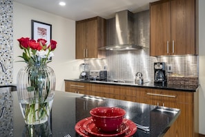 Appart'hôtel, 2 chambres | Cuisine privée | Réfrigérateur, micro-ondes, four, plaque de cuisson