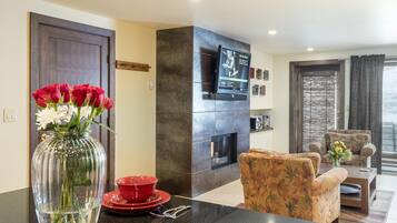 Condo, 2 Bedrooms | Ruang tamu | TV skrin rata