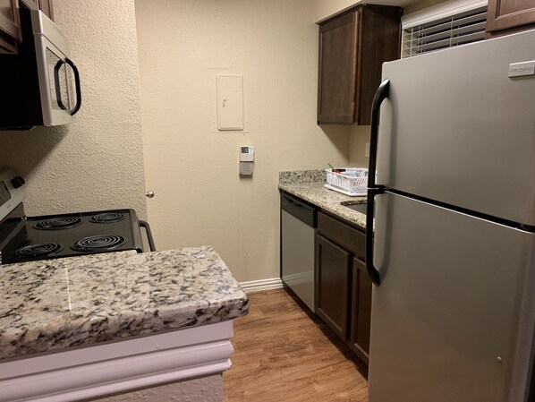 Mikroaaltouuni, astianpesukone, keittoastiat/astiat/ruokailuvälineet