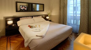 2 habitaciones, escritorio, tabla de planchar con plancha y wifi