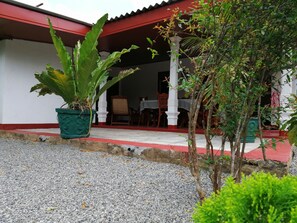 Free self-parking, free valet parking - Abawaththa Guest House (Habarana)