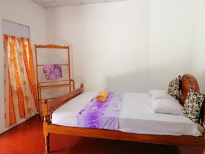 Individually furnished, desk, laptop workspace, soundproofing - Abawaththa Guest House (Habarana)