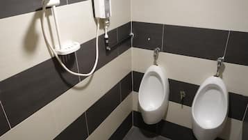 Een douche, gratis toiletartikelen, handdoeken