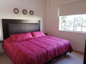 4 عدّة غرف نوم ومكواة/لوح كي وواي فاي وملاءات أسرّة