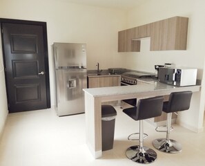 Kjøleskap, mikrobølgeovn, ovn og kokeplater