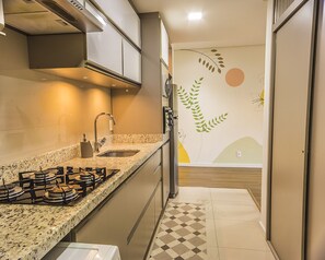 Een koelkast, een magnetron, een oven, een kookplaat