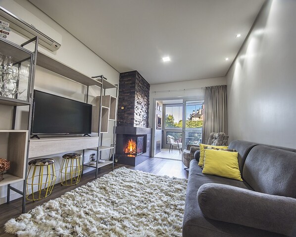 Een televisie en een open haard