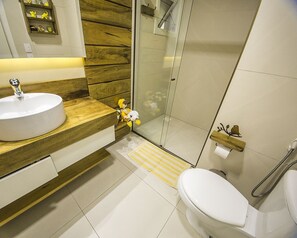 Ducha, secador de pelo, toallas, jabón