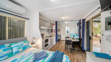 2 makuuhuonetta, yksilöllisesti sisustettu, yksilöllisesti kalustettu