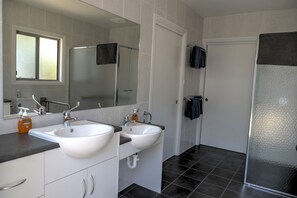 Panoramic House, 3 Bedrooms, Accessible, Bay View (Amani House) | Bathroom | Free toiletries, hair dryer, towels, soap - Emu Bay Holiday Homes (Emu Bay)