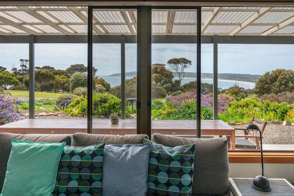 Familjehus - 3 sovrum - 2 badrum - utsikt mot havsviken (Jireh House) | Vardagsrum | Platt-tv