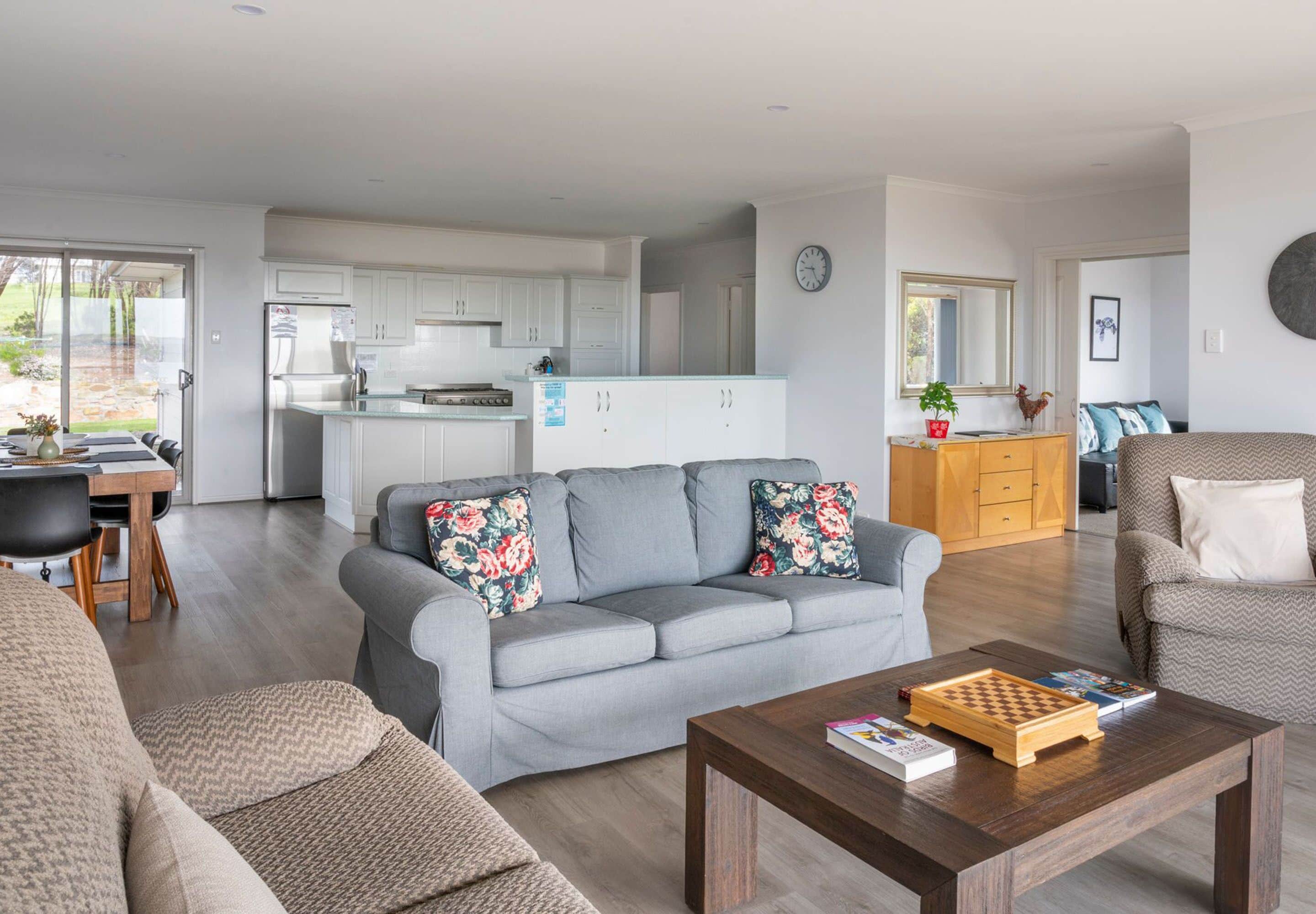 Hus – panorama, 3 soverom, tilgjengelighetstilpasset, utsikt mot bukt (Amani House) | Oppholdsområde | Flatskjerm-TV