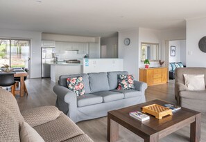 Panoramic House, 3 Bedrooms, Accessible, Bay View (Amani House) | Ruang tamu | TV skrin rata 