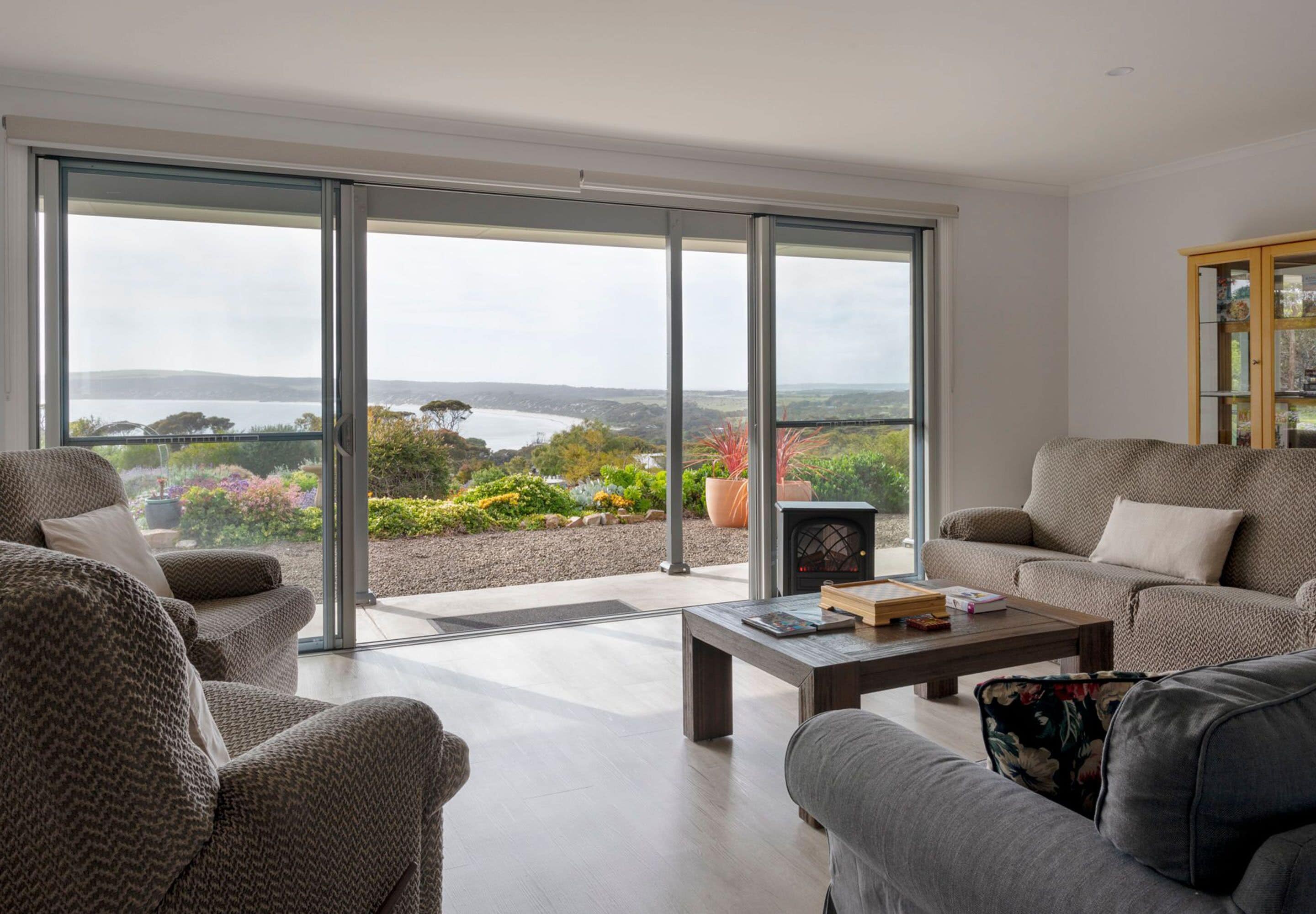 Casa panorâmica, 3 quartos, acessível, vista para a baía (Amani House) | Área de estar | TV de tela plana